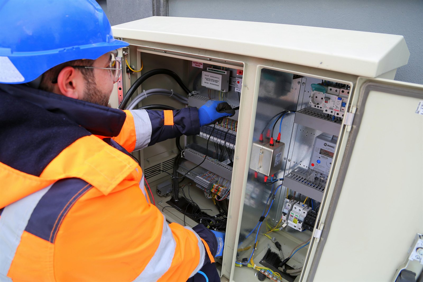 Technik pri kontrole elektro rozvadzaca